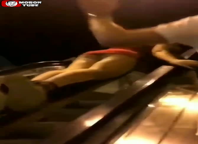 Video :A mishap occurs when descending an escalator